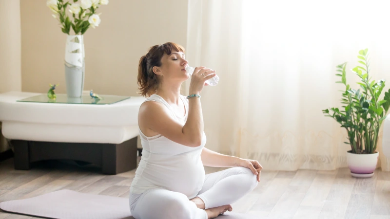 Hamilelikte su tüketimine dikkat eden kadın