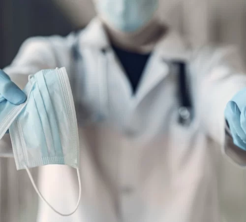 omicron-varyanti-m Omicron varyantı maske ve dezenfektan uzatan doktor