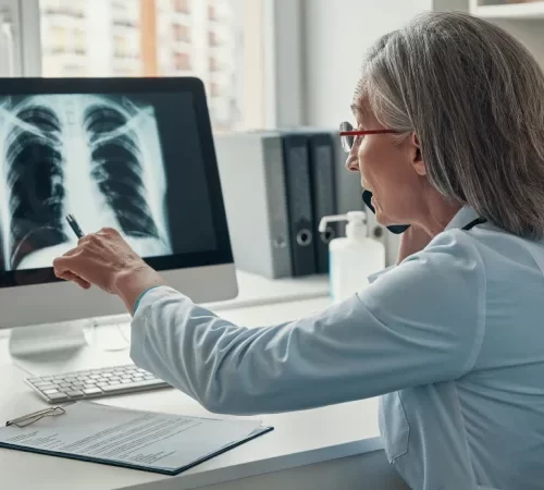 Pnömotoraks sonucu akciğer ultrason görüntüsünü inceleyen doktor
