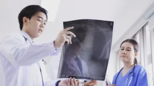 akciğerlerde pulmoner emboli röntgeni inceleyen doktorlar