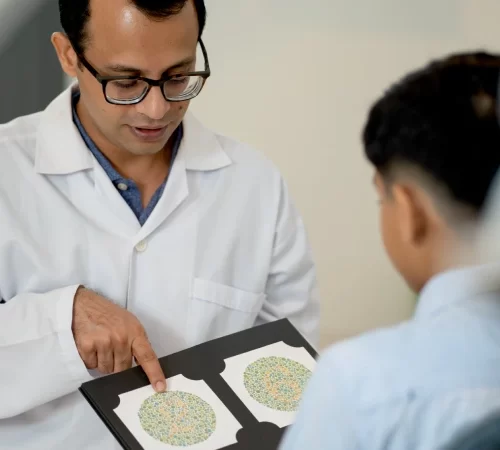 Renk körlüğü testi yapan doktor ve hasta çocuk