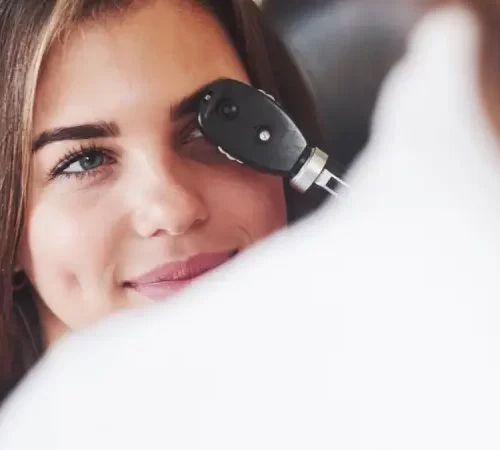 retinal dekolmanı kontrolü yapan doktor ve kadın hasta