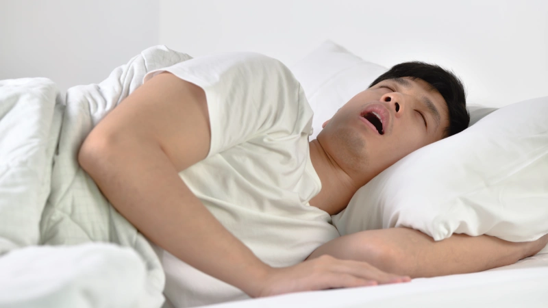 Uykuda salya (ağız suyu) akması sorunu yaşayan erkek