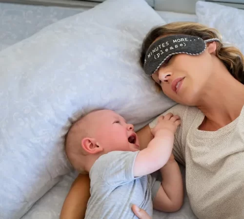 Uyumayan bebek ve anne