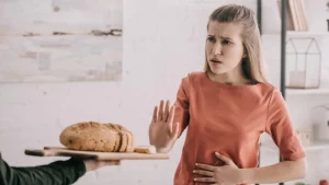 çölyak hastalığı nedeniyle glutenli ekmek tüketmeyen kadın