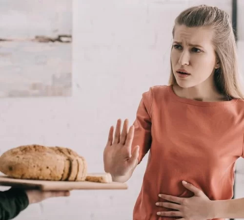 çölyak hastalığı nedeniyle glutenli ekmek tüketmeyen kadın