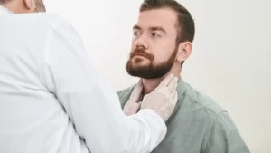 Hastanede sakal ektirme nedenleri hakkında bilgi alan adam