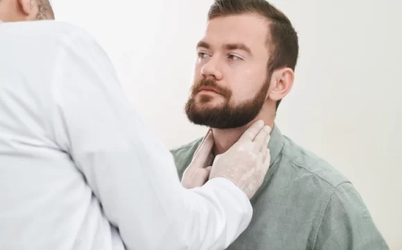 Hastanede sakal ektirme nedenleri hakkında bilgi alan adam