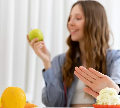 Hızlı kilo kaybı için sağlıklı beslenen kadın