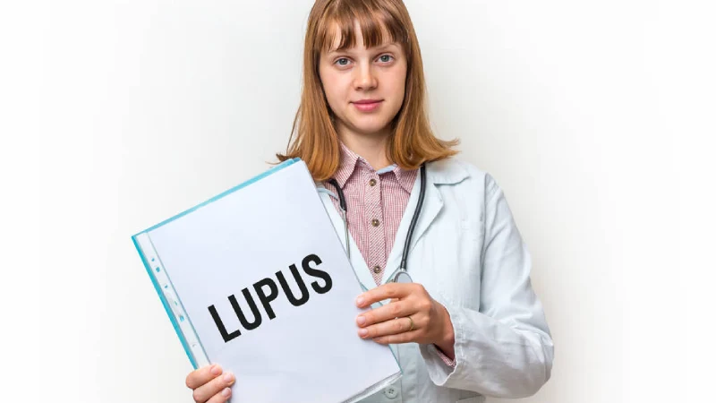 lupus hastalığı yazısı tutan önlüklü kız