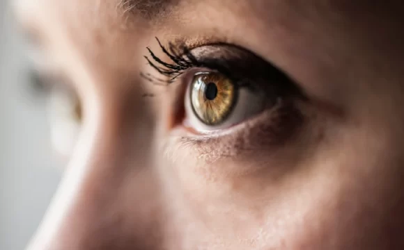 nistagmus hastalığı olan ela gözlü kadın