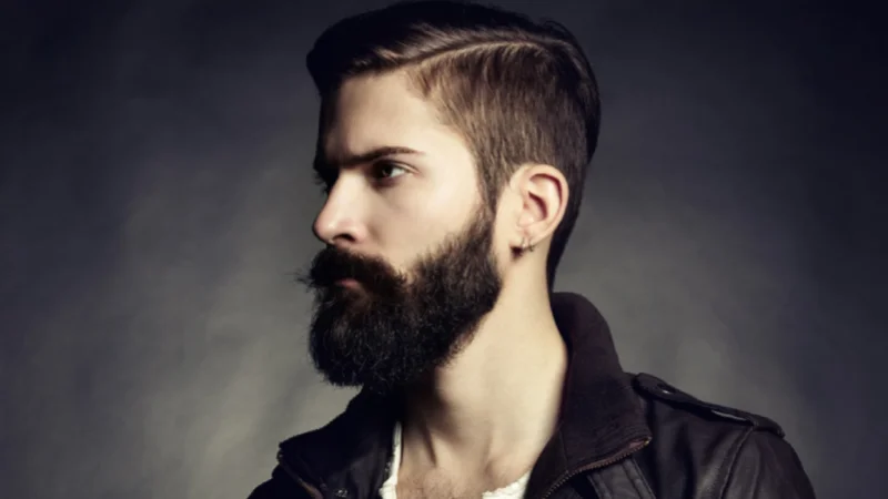 sakal ekimi avantajları yaşayan gür siyah sakalları erkek