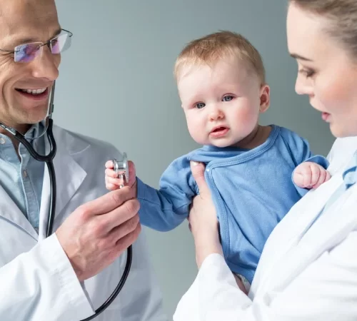 bebeklerde ağız kokusu nedeniyle muayeneye getirilen bebek ve doktorlar
