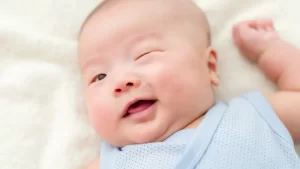 bebeklerde göz akıntısı yaşayan yenidoğan bebek