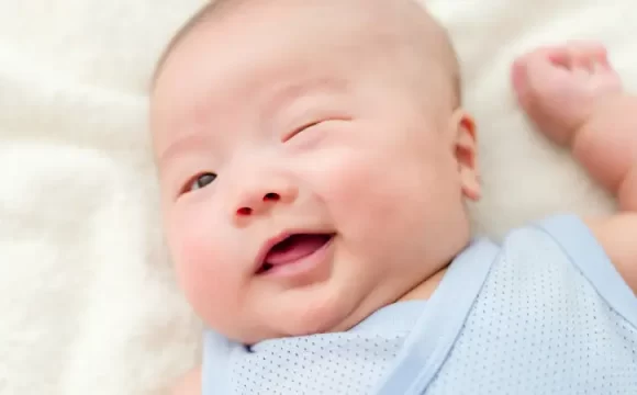 bebeklerde göz akıntısı yaşayan yenidoğan bebek