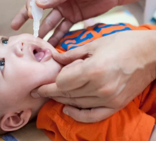Çocuk felci aşısı olan bebek