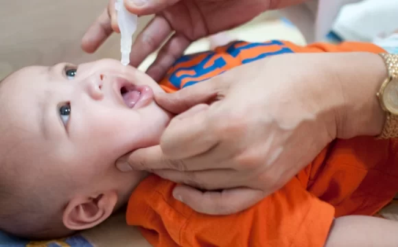 Çocuk felci aşısı olan bebek