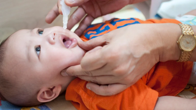 Çocuk felci aşısı olan bebek