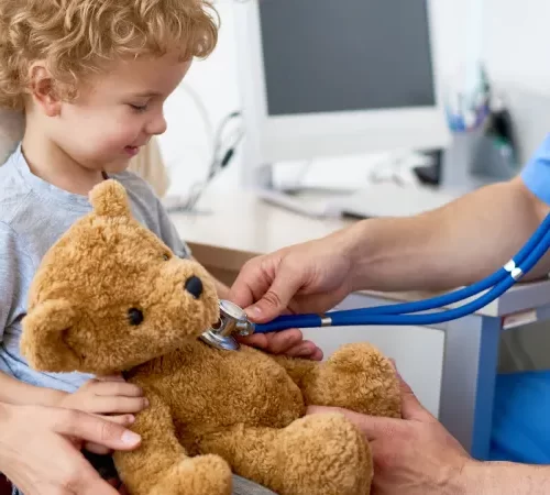 çocuk üroloji doktorunda sarışın çocuk ve oyuncağı