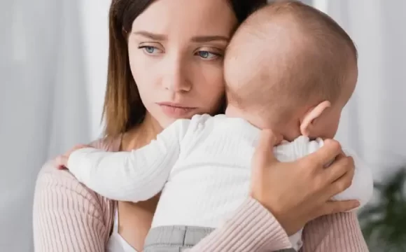 doğum sonrası depresyon yaşayan kadın ve bebeği