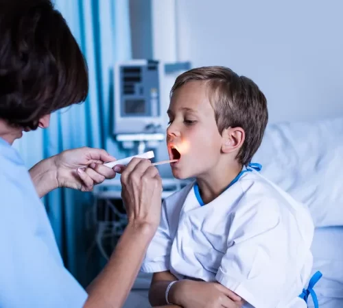 geniz eti ameliyatı muayenesi olan çocuk ve doktor