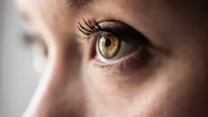 göz akıntısı yaşayan yeşil gözlü kadın