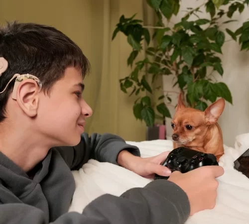 Koklear implant (biyonik kulak) ameliyatı olan çocuk