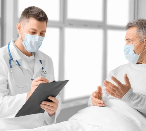 Nöro-Üroloji muayenesinde doktor ve yatan erkek hasta