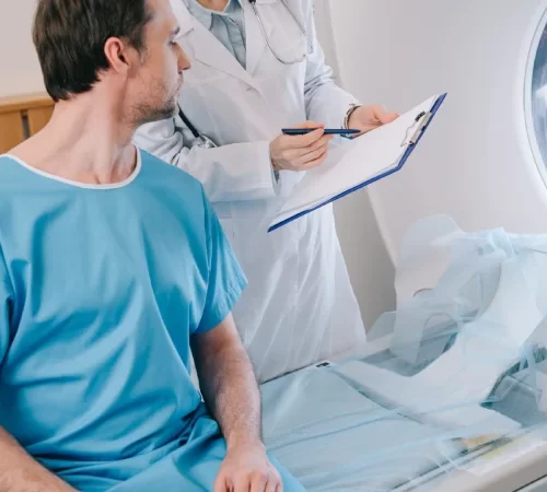 BT anjiyografi süreçleri değerlendiren doktor ve hasta