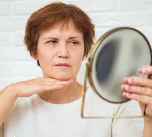 gıdı aldırma liposuction yatırmayı düşünen aynaya bakan kadın