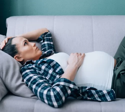 hamilelik döneminde yaşanan korkular nedeniyle gergin olan kadın