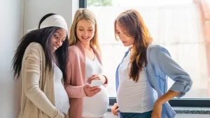 telefonda hamilelik hakkında bilinmeyenler okuyan hamile kadınlar