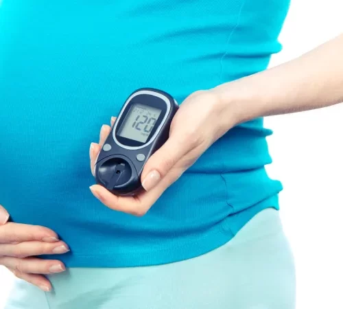 hamilelikte şeker hastalığı kan şekeri ölçümü yapan hamile kadın