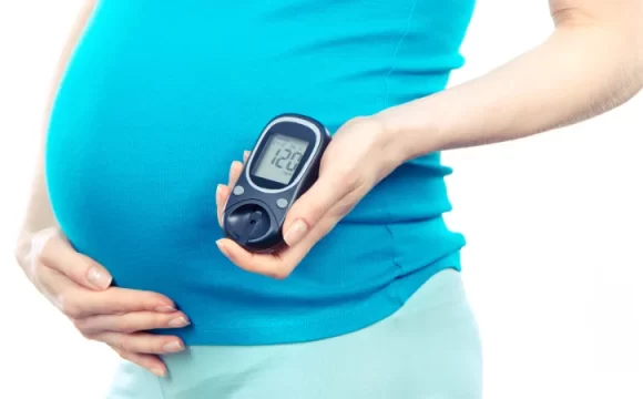 hamilelikte şeker hastalığı kan şekeri ölçümü yapan hamile kadın