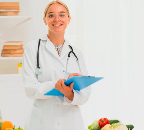 Kolonoskopi öncesi beslenme hakkında bilgi veren doktor