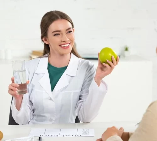Kolonoskopi sonrası beslenme hakkında bilgi veren doktor