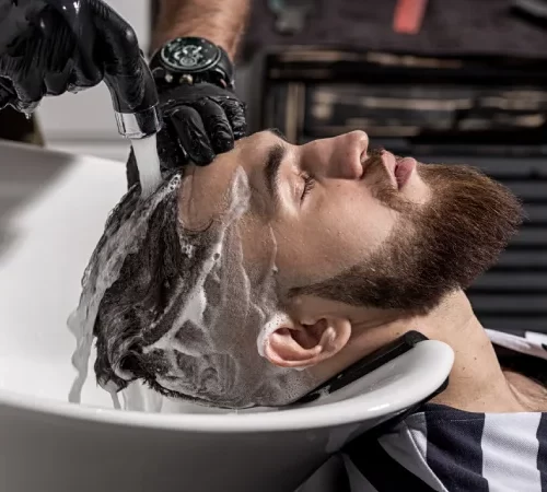 saç ekimi sonrası saç yıkama yapılan erkek