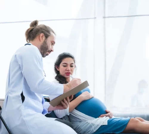 Sezaryen normal doğum arasındaki farkları konuşan doktor ve kadın