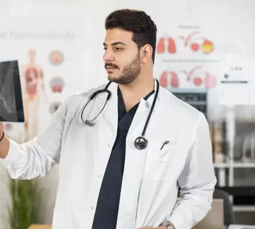 bt anjiyo doğruluk oranı sonuçları inceleyen doktor