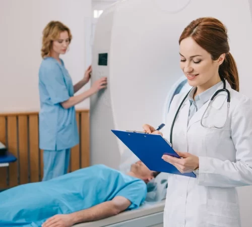 CT ile anjiyo güvenli mi diye bilgi veren doktor