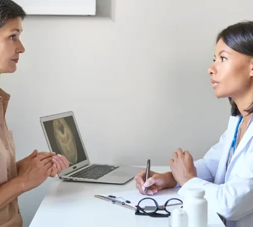 diz mr görüntülemesi için muayene olan hasta ve doktor