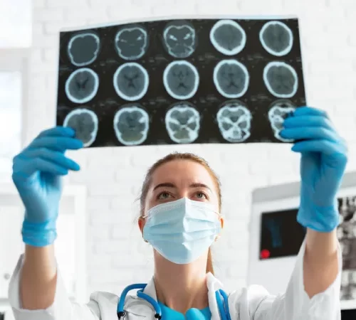 emar taramasında radyasyon riski röntgen inceleyen doktor