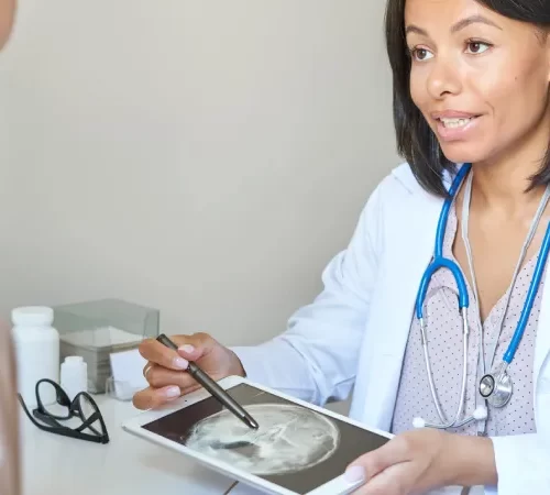 emar riskleri hakkında görüşen doktor ve hasta