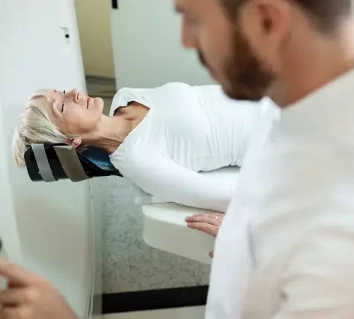 hipofiz mr uygulaması yapılan kadın hasta ve radyolog