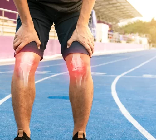 İki diz protez ameliyatı süresi ile ilgilenen adam