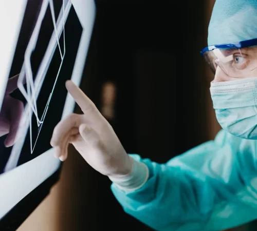 koroner bt anjiyografi yan etkileri tomografi inceleyen doktor