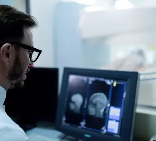 Parkinson hastalığı tanısında bilgisayarlı tomografi uygulayan doktor