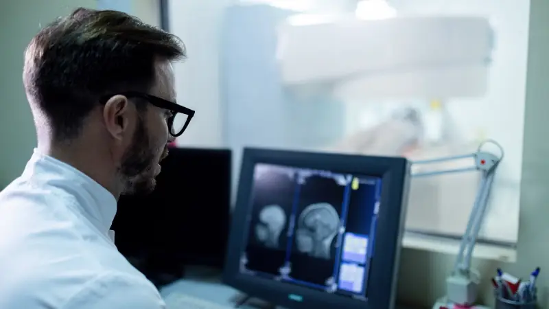 Parkinson hastalığı tanısında bilgisayarlı tomografi uygulayan doktor