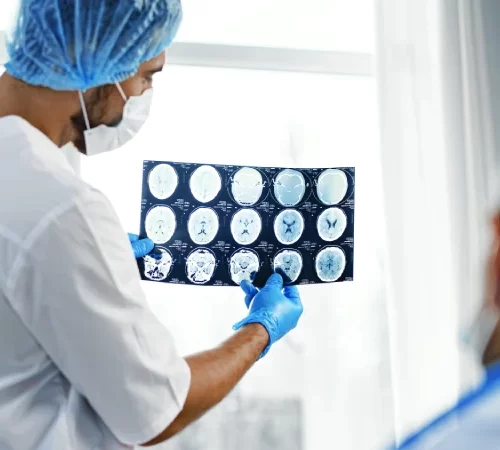 kadinlarda-emar-taramasi-m kadınlarda emar taraması sonuçları inceleyen radyolog