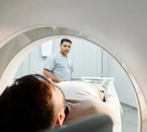 Kardiyak MR Sonuçları Ne Zaman Çıkar emar çekilen hasta ve radyoloji teknisyeni